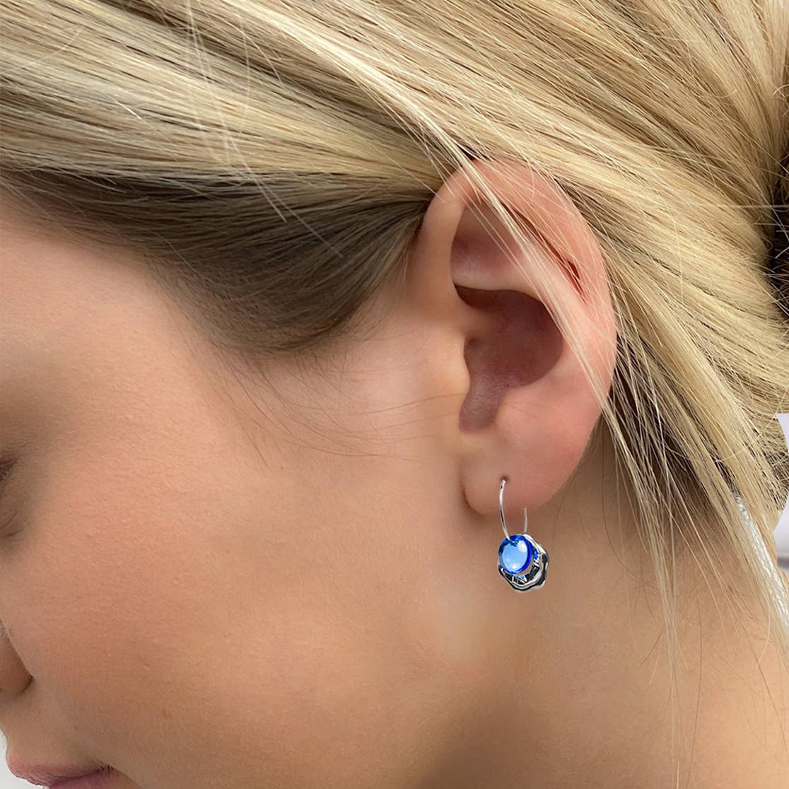 Conversations in Jewellery - OO30  - Earrings come with 9 interchangeable colours. 