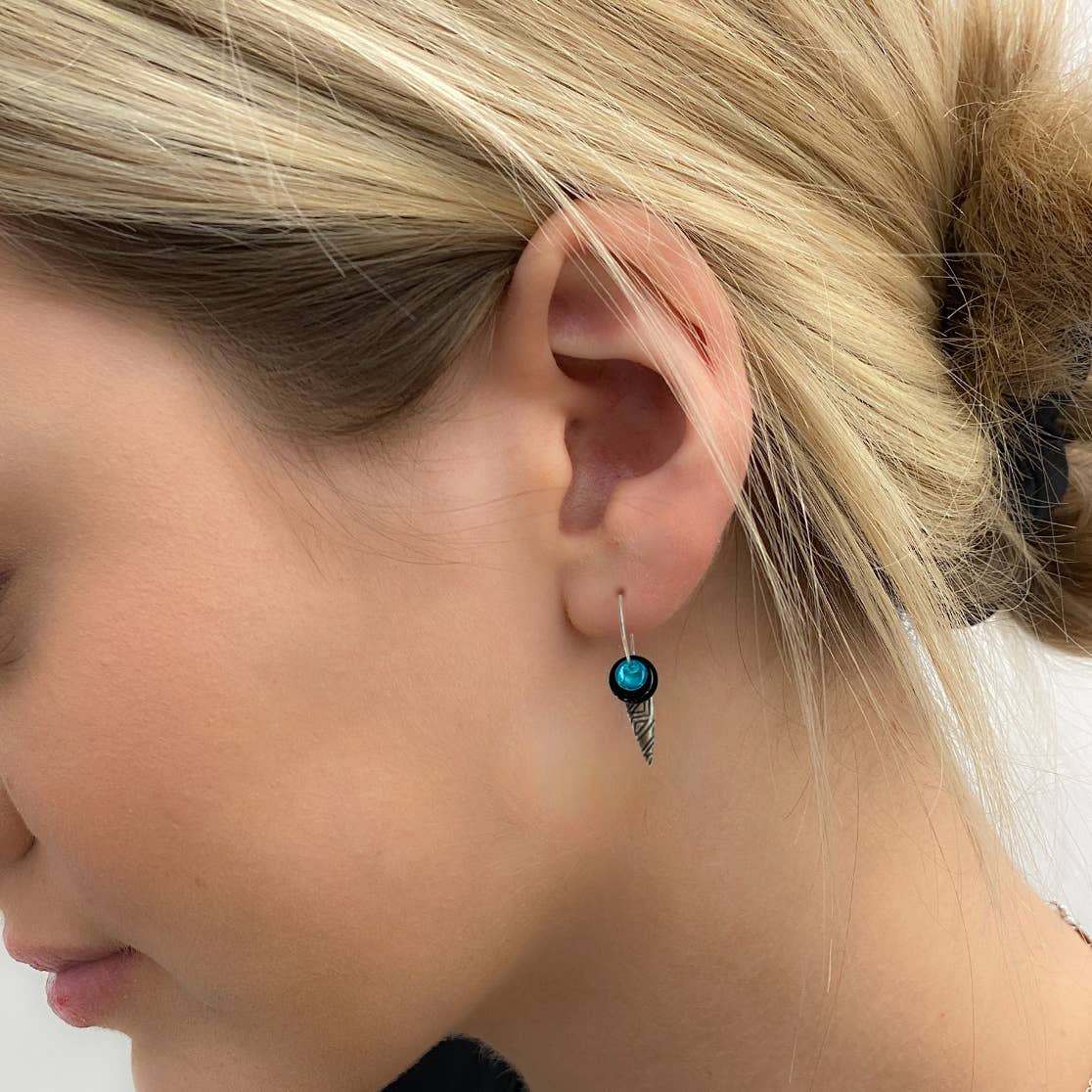 Conversations in Jewellery - Dag28 - Dangle earrings include  9  interchangeable colours.