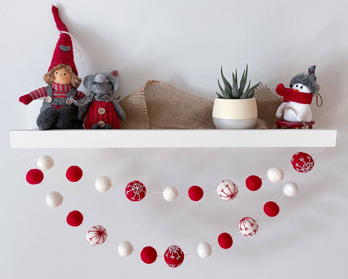 AKUKU - Red and White Snowflake - Holiday felt pom pom garland: 7 feet