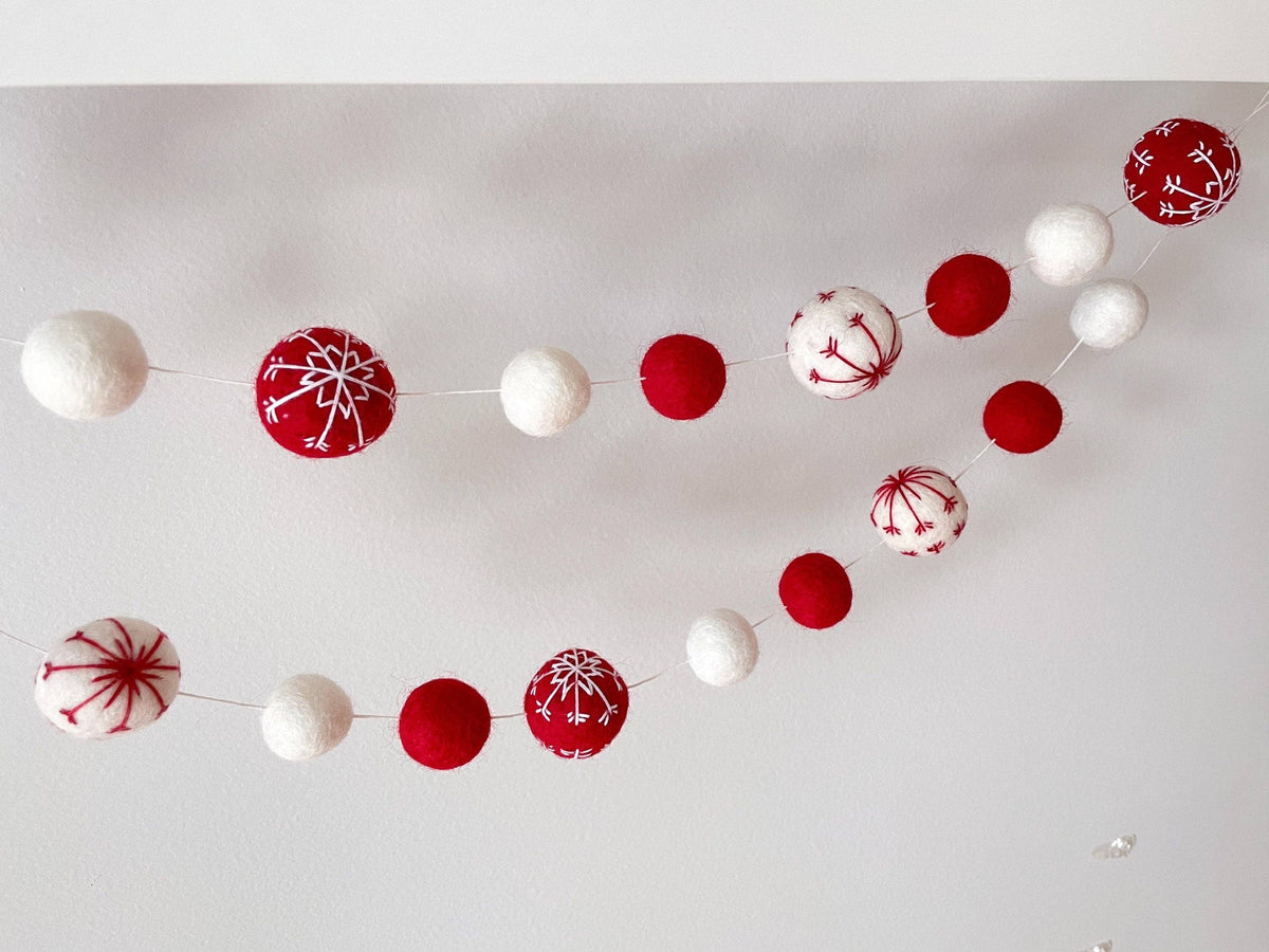 AKUKU - Red and White Snowflake - Holiday felt pom pom garland: 7 feet