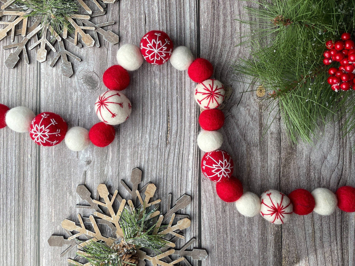 AKUKU - Red and White Snowflake - Holiday felt pom pom garland: 7 feet